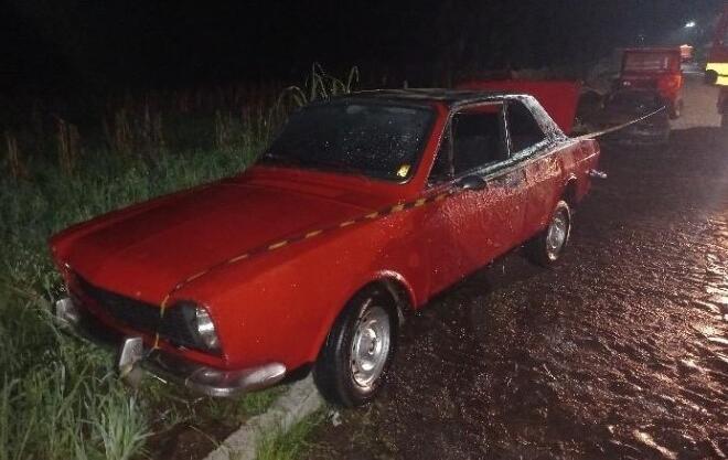Incêndio destrói parcialmente veículo estacionado em Descanso