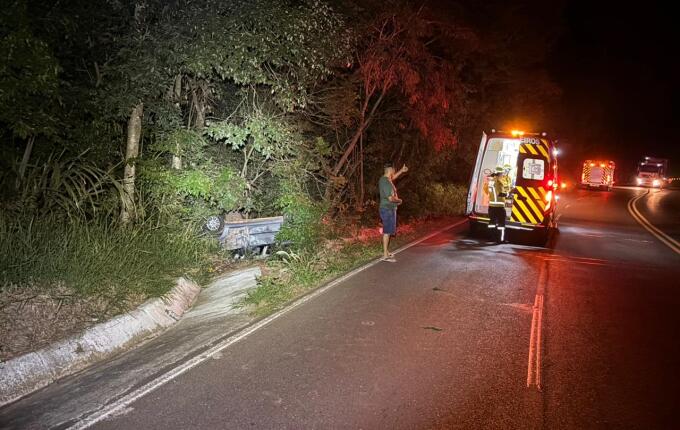 Veículo sai da pista e capota na BR 282, interior de SMOeste