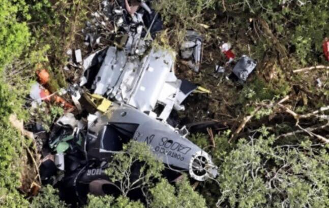 Bombeiros priorizam retirada dos corpos após localização de helicóptero na Serra Catarinense