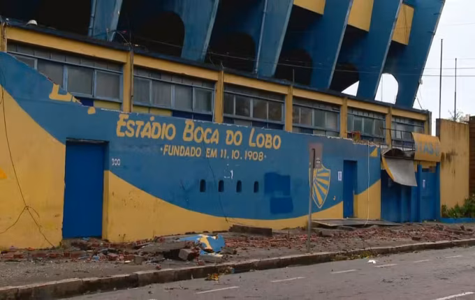 Temporal derruba fachada de estádio, provoca desabamento de prédio e deixa ferido no RS