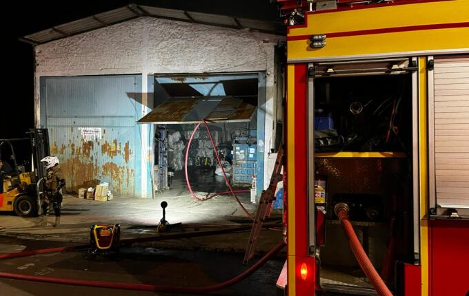 Prejuízo em empresa de recicláveis chega a R$ 90 mil após incêndio na madrugada, em SMO