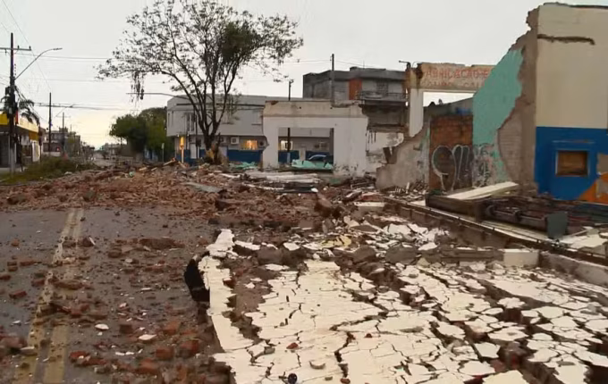 Prédio desaba durante vendaval no Rio Grande do Sul; ventos passam de 115 km/h
