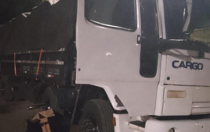 Bombeiros controlam princípio de incêndio em caminhão às margens da SC-305 em Anchieta