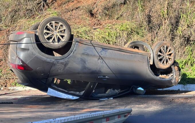 Três pessoas ficam feridas após saída de pista e capotamento na BR-163, entre SMO e Guaraciaba