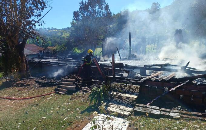 Casa é destruída por incêndio no interior de São João do Oeste