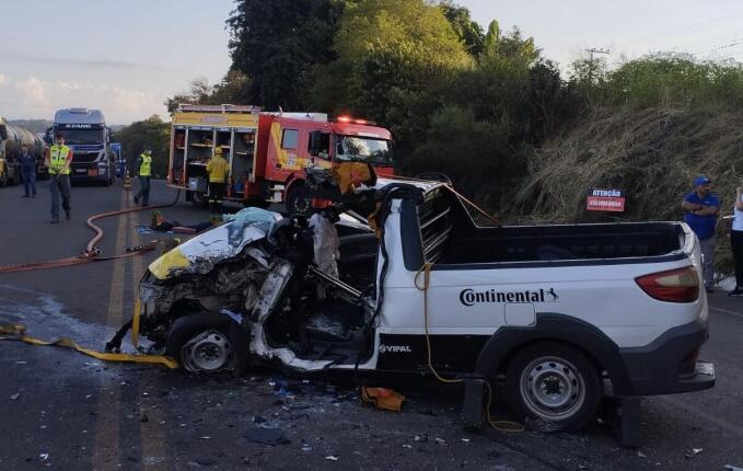 Acidente entre carro, caminhão e pedestre deixa feridos na BR-282, em Maravilha
