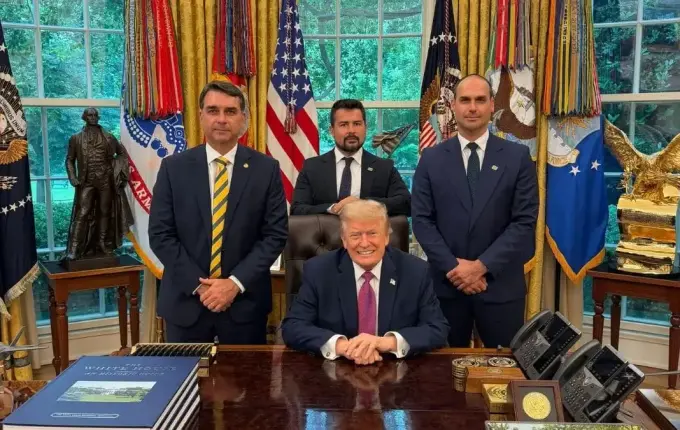 “Convite do presidente Lula”: Flávio Bolsonaro comete gafe após encontro com Trump nos EUA