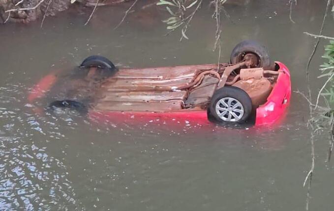 Uma pessoa morre e três ficam feridas após carro cair em rio em Princesa