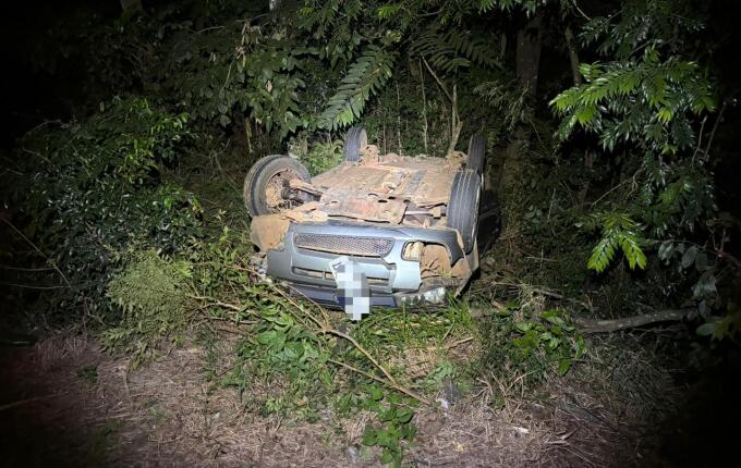 Veículo sai da pista e capota na BR 282, interior de SMOeste