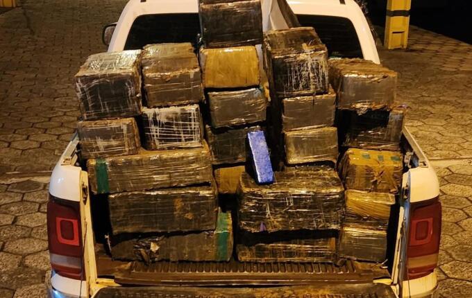 Quase 1 tonelada de maconha é apreendida após perseguição na BR-153