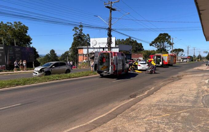 Colisão entre dois carros deixa três feridos na Willy Barth, em São Miguel do Oeste