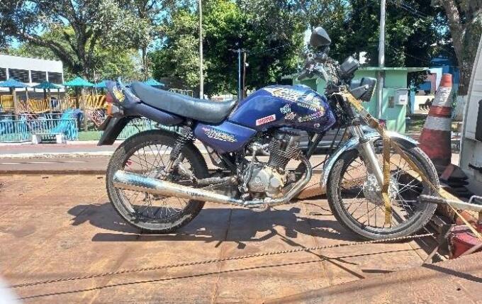 Motocicleta é apreendida após condutor sem CNH ser abordado no Centro de Riqueza