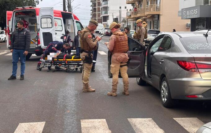 Pedestre é atropelada na faixa no centro de São Miguel do Oeste