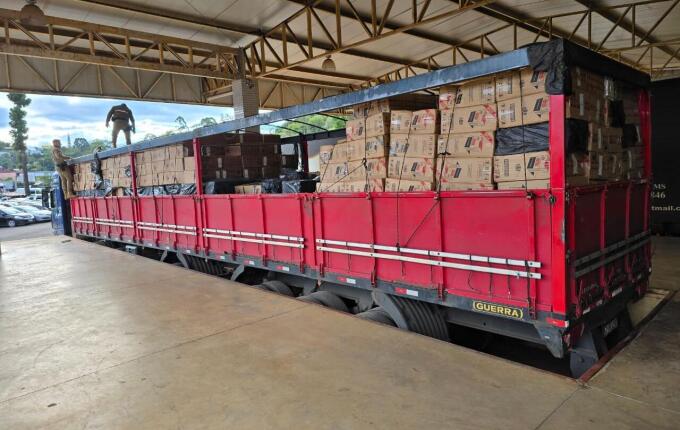 Caminhão com carga milionária de cigarros e vinhos ilegais é apreendido na BR-282