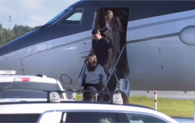 Flávio Bolsonaro chega com a família aos Estados Unidos