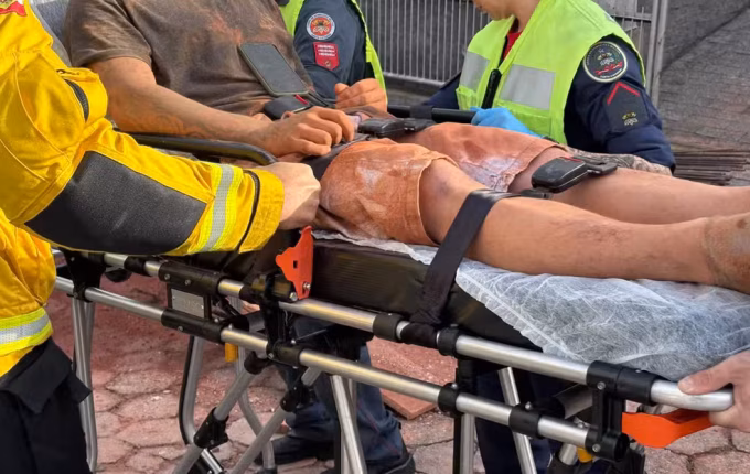 Jovem é soterrado em obra e salvo por colegas em Blumenau