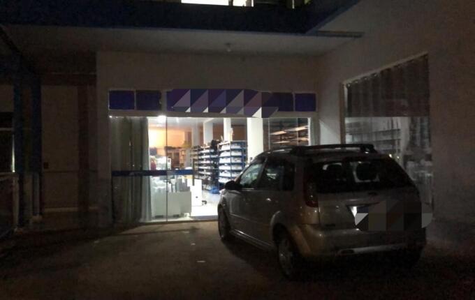 Roubo à mão armada em vidraçaria termina com fuga internacional em Dionísio Cerqueira