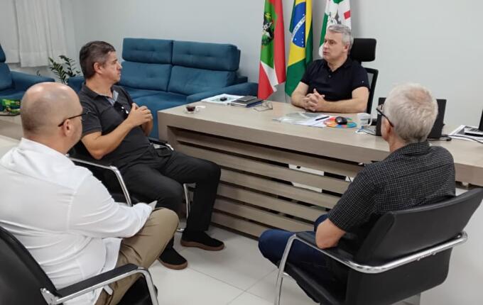 Prefeitura de SMO discute com DNIT melhorias no trevo da BR-282 com a SC-163