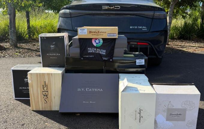 Polícia Militar apreende veículo com 110 garrafas de vinho em Palma Sola