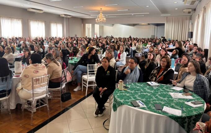 Seminário regional reúne 600 profissionais para debater autismo em São Miguel do Oeste