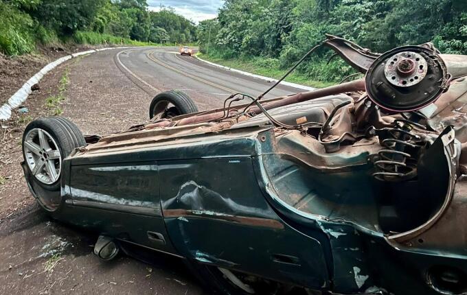 Motorista fica ferido em capotamento na BR-282, em Paraíso