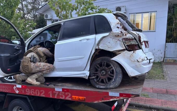 Homem foge de abordagem, sofre acidente e é preso com cocaína na Willy Barth