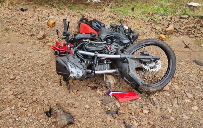 Jovem fica ferido em colisão entre carro e moto em Itapiranga