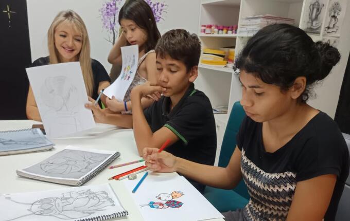 Ateliê "Cores ao Mundo" encanta crianças e adultos