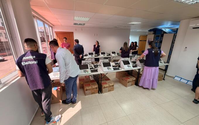 Justiça Eleitoral realiza conferência das urnas eletrônicas em São Miguel do Oeste