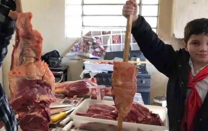 Estudantes aprendem a fazer churrasco em cidade Gaúcha