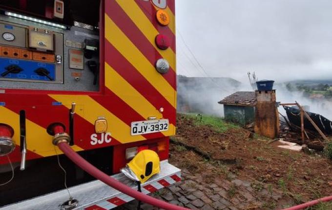 Casa é destruída por incêndio em Guarujá do Sul