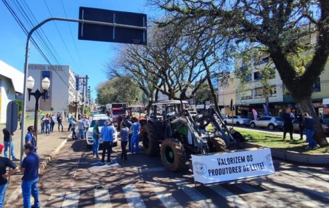 Crise no setor do leite é pauta de manifestação em São Lourenço do Oeste