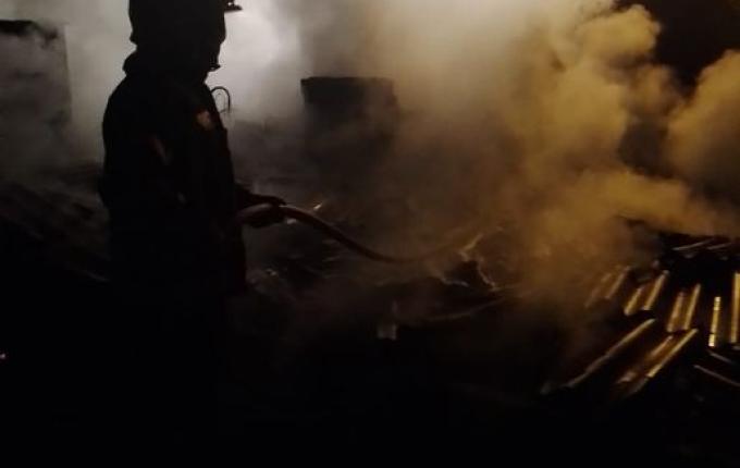 Casa é consumida pelas chamas em Jupiá