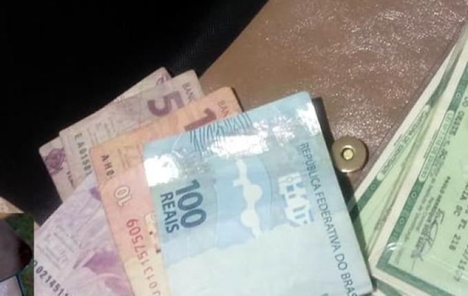 Morador de Guarujá do Sul encontra bolsa com dinheiro e documentos e devolve à dona