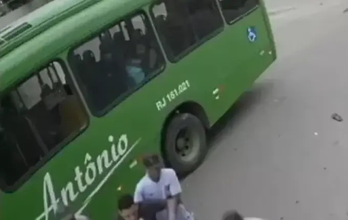 Motociclista vai parar embaixo da roda de ônibus e sai andando; veja