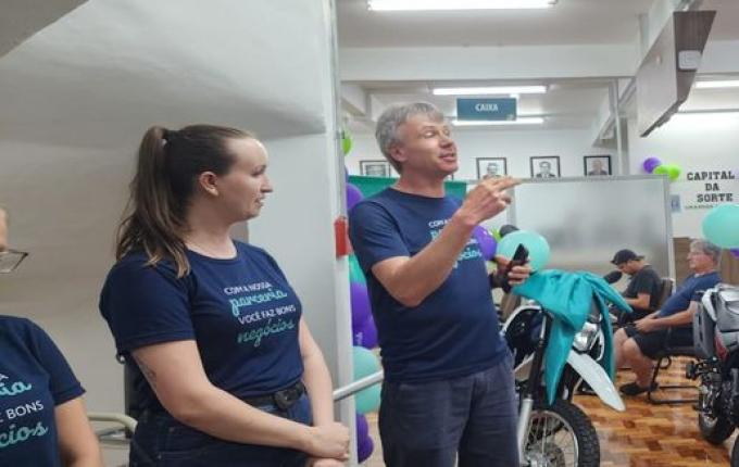 Sicoob Creditapiranga entrega motos para contemplados do Capital da Sorte