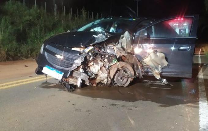Barro na pista faz condutor perder o controle e colidir em caminhão na SC-305