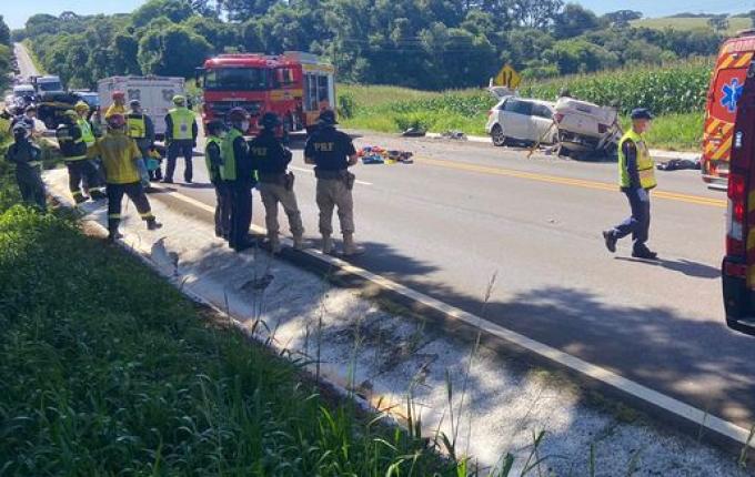 Colisão frontal entre veículos mata dois e deixa sete feridos na BR 282