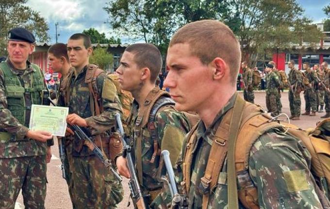 Solenidade marca entrega da boina preta a 200 jovens no 14º Regimento de Cavalaria Mecanizado