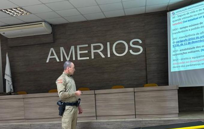 Policiais militares participam de revitalização no auditório da AMERIOS, em Maravilha