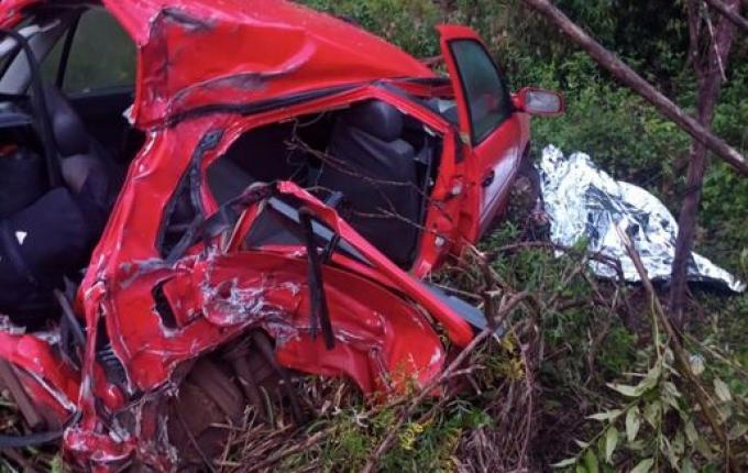 Adolescente morre em acidente entre carro e caminhão na SC-135