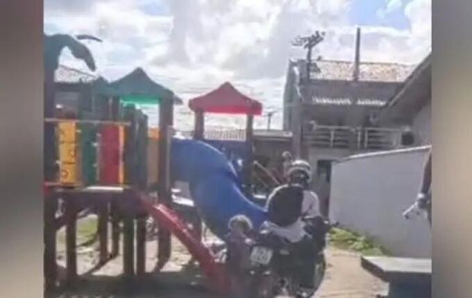 Motociclista morde dedo de policial ao ser capturado após perseguição caótica em SC