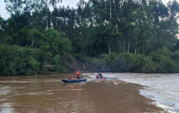 Barco encalha no rio das Antas e ocupantes são resgatados pelos Bombeiros