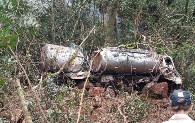 Caminhão sem freio desce ribanceira e quase cai em rio em Tunápolis
