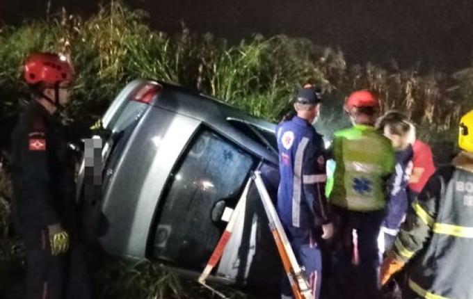 Veículo sai da pista e capota no interior de Itapiranga