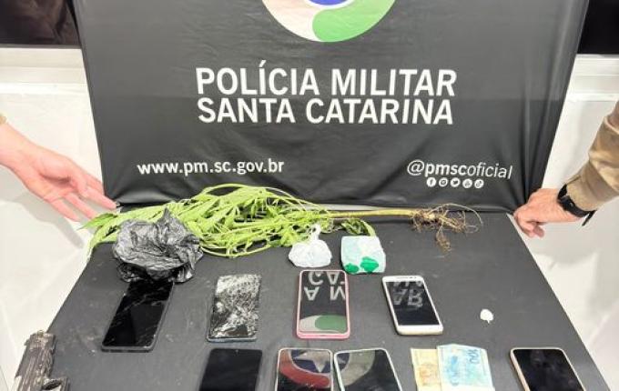 PM flagra trio com drogas, dinheiro e simulacro de arma em São Miguel do Oeste