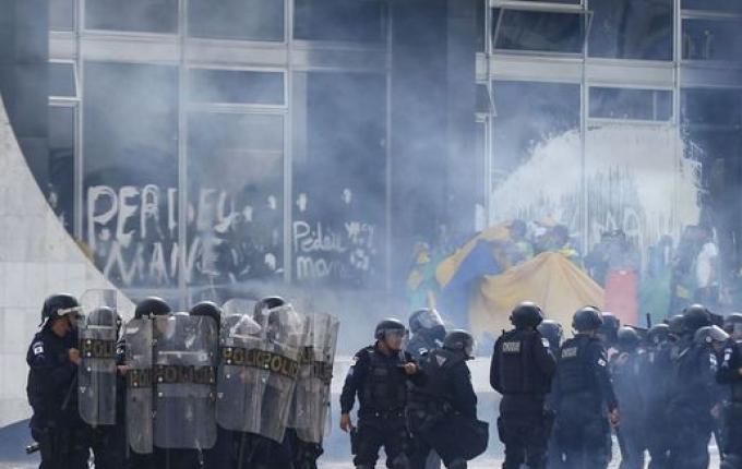 Bolsonaro diz que depredações e invasões fogem à regra da democracia