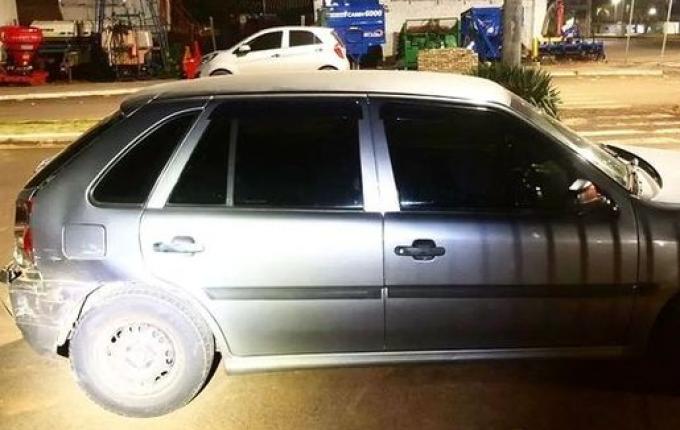 Condutor causa acidente e foge, porém placa do carro fica no local