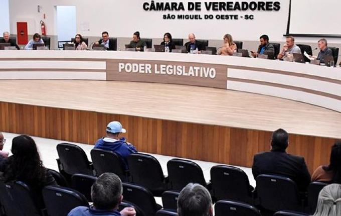 Câmara aprova reajuste das bolsas para estagiários da prefeitura de SMO