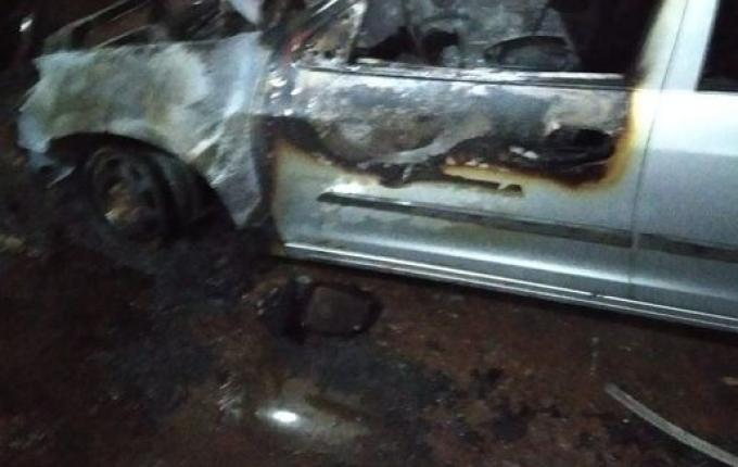 Bombeiros controlam incêndio em veículo no centro de Palma Sola